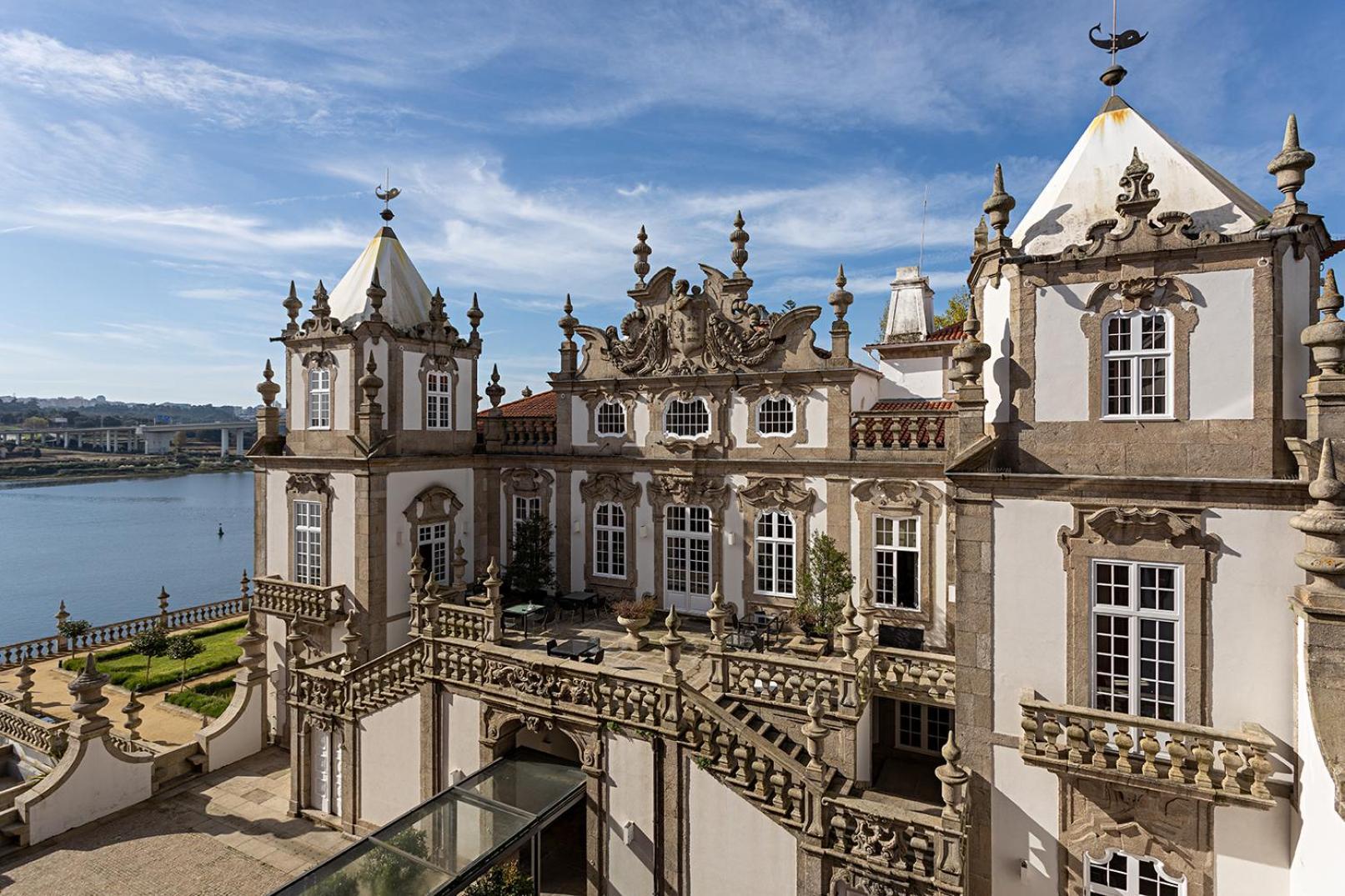 페스타나 팔라시오 도 프레이소 - 포사다 앤 내셔널 모뉴먼트 포르투 외부 사진 The Palace of the Dukes of Cadaval, the main residence of the Dukes of Cadaval, in the 18th century.
